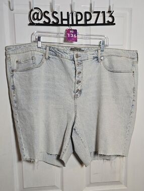 136 torrid 26 Light Wash Denim Shorts with Gold Stitching